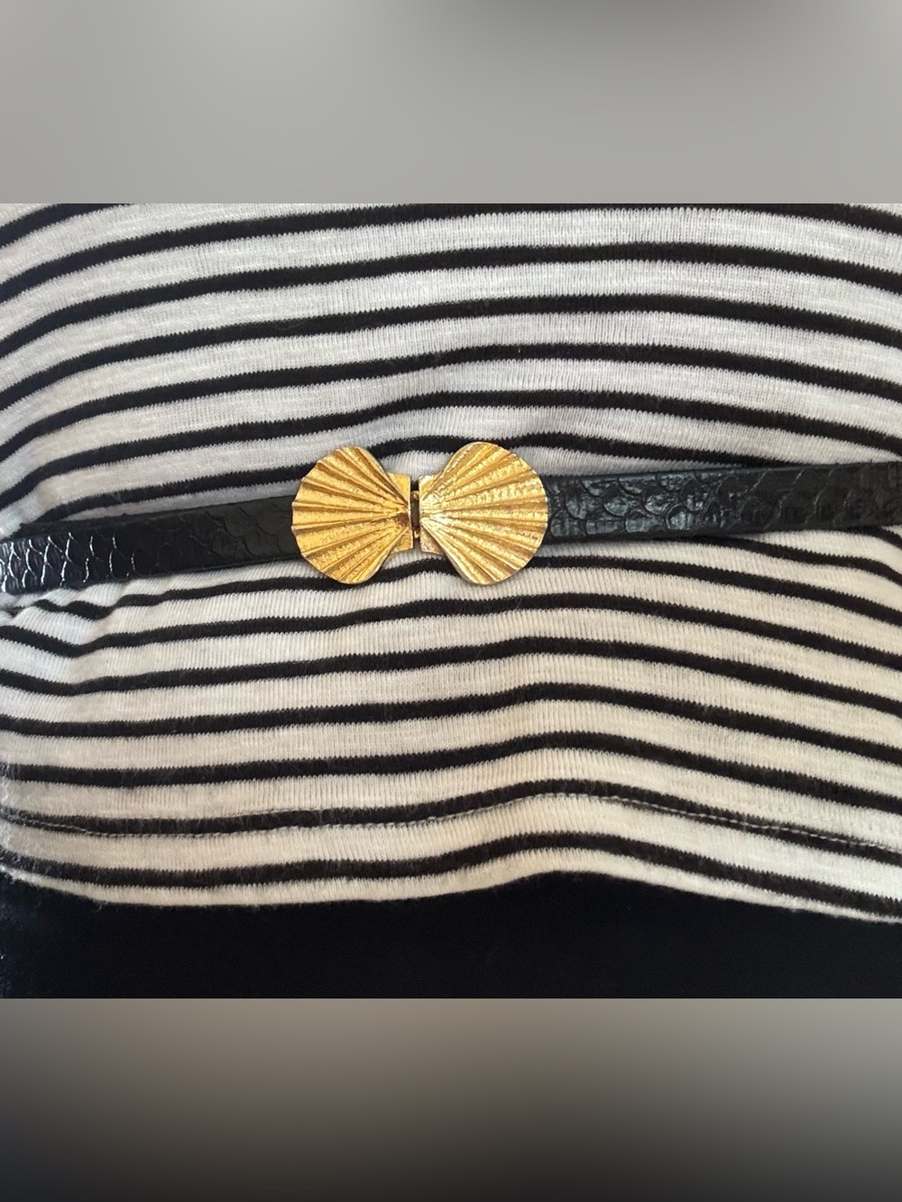 Vintage Mimi di N 1976 Gold Shell Buckle Belt Black Embossed Leather 36”